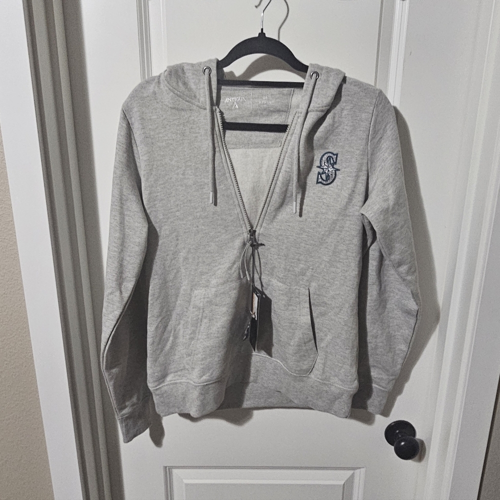 Celebrate Seattle Mariners baseball in October in this new with tags pullover!😍